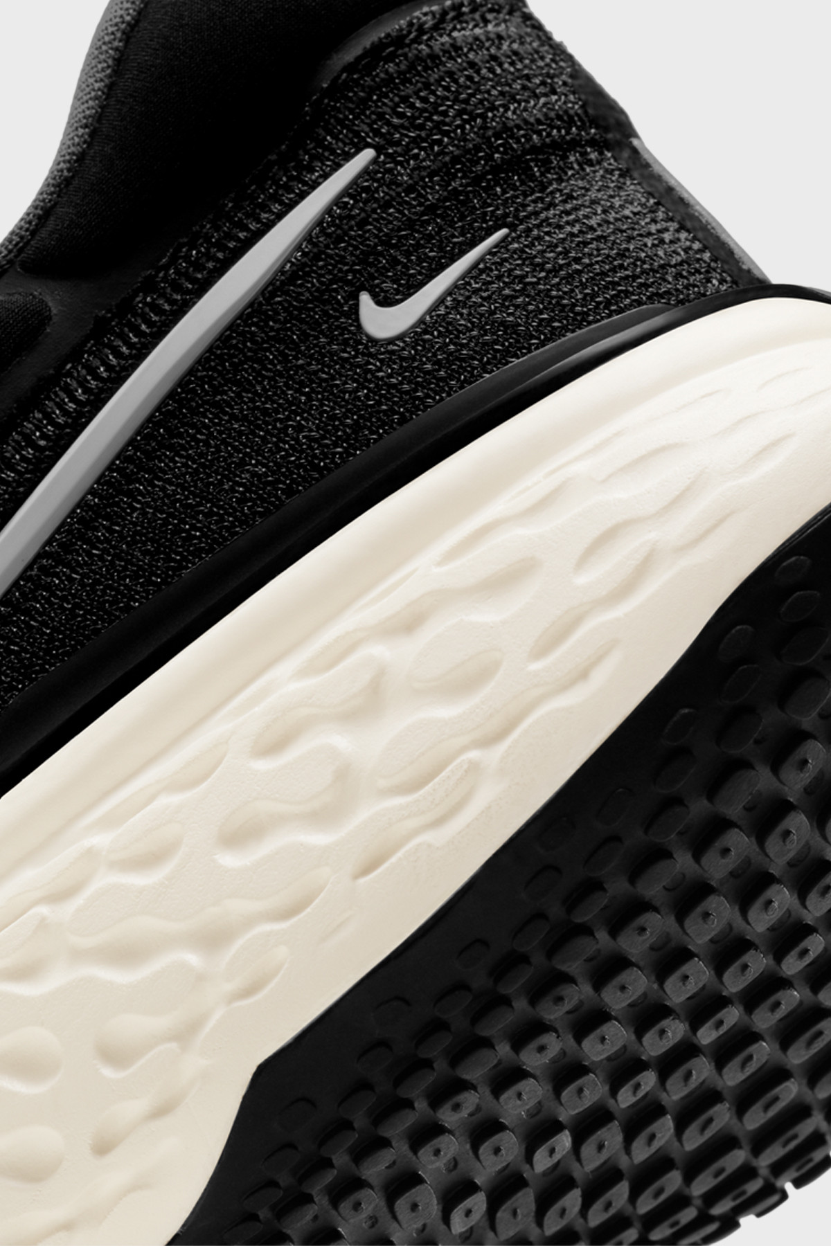 NIKE - Nike ZoomX Invincible Run Flyknit - BLACK WHITE